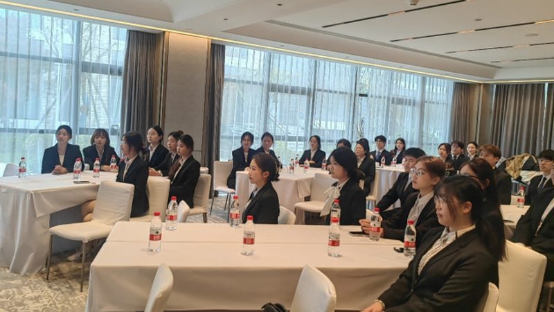 服务质量是选择私人定制旅游公司的重要指标。以下是一些关注点：